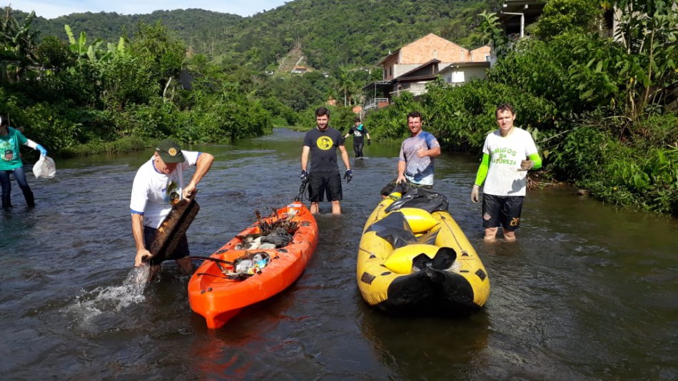 Limpeza do Ribeirão Garcia coleta mais de uma tonelada de lixo