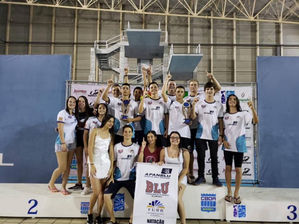 Natação de Blumenau conquista dois pódios no Campeonato Catarinense