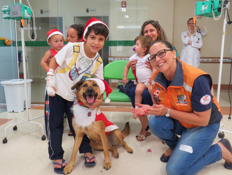 Defesa Civil faz visita de Natal com mascote Mayla no Hospital Santo Antônio