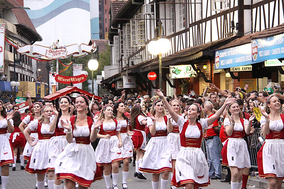 Primeiro desfile da Sommerfest 2019 ocorre neste sábado, dia 26
