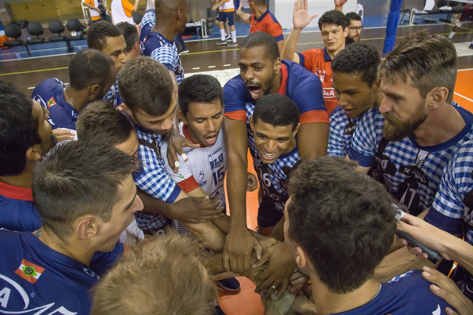 Vôlei masculino vence mais uma e se isola na liderança da Superliga B