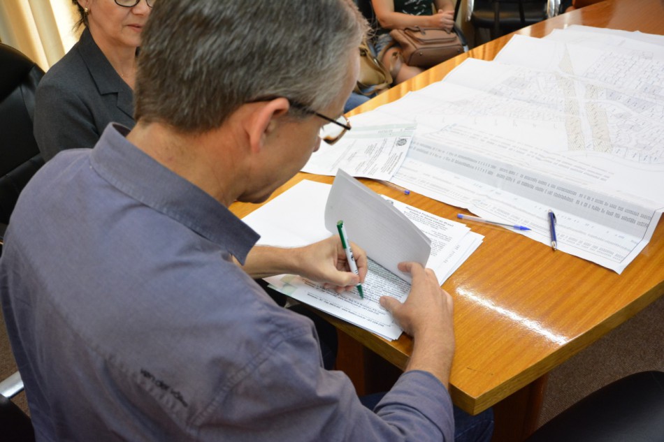 Prefeitura entrega escrituras para moradores do Horto Florestal