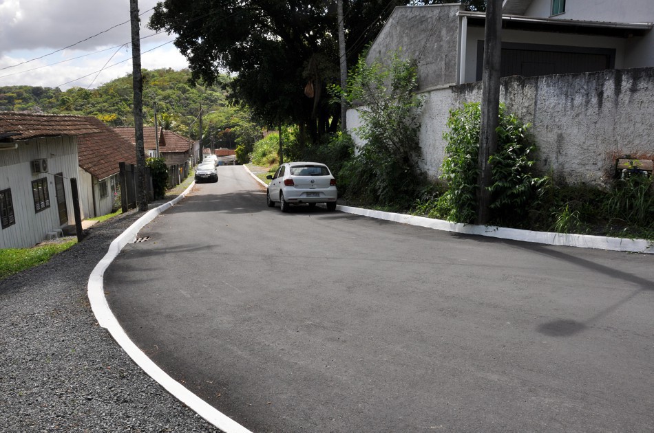 Prefeitura entrega pavimentação da Rua Irmgard Carl nesta quarta-feira