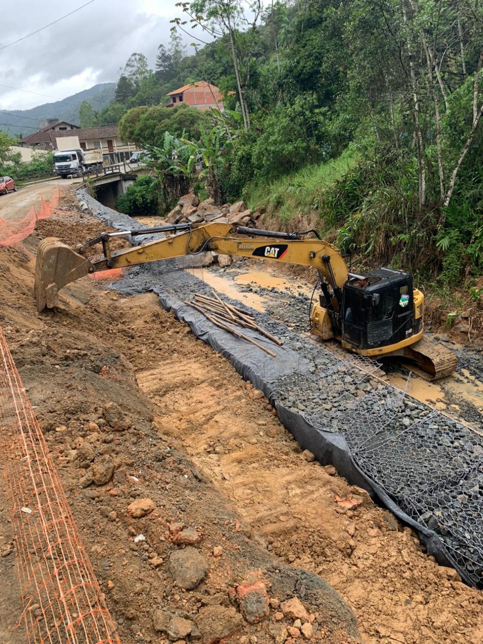 Obra de contenção no Morro do Arthur deixa via interditada nesta quarta-feira