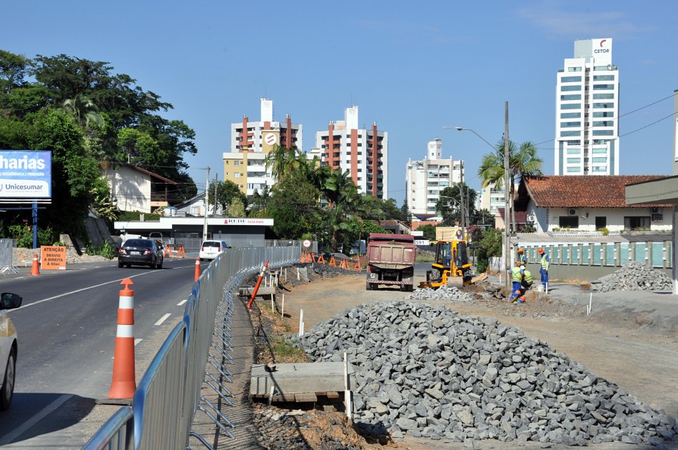 Obra na Humberto de Campos atinge etapa de rebaixo da pista da direita