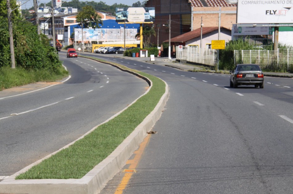 Concluída a construção de canteiro central em trecho da Rua 2 de Setembro