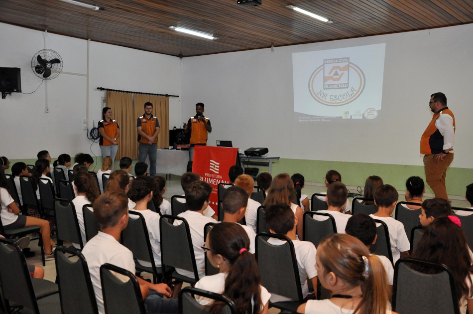 Defesa Civil na Escola inicia atividades no bairro Vila Itoupava