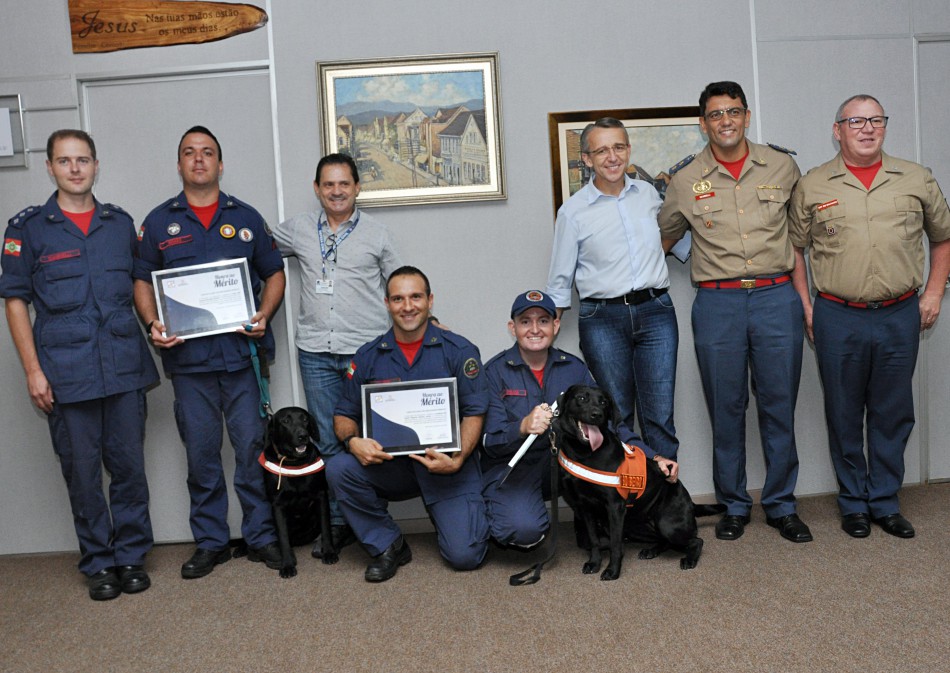 Prefeitura entrega certificados de Honra ao Mérito para três bombeiros