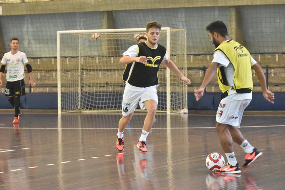 Futsal masculino e basquete feminino movimentam o final de semana 