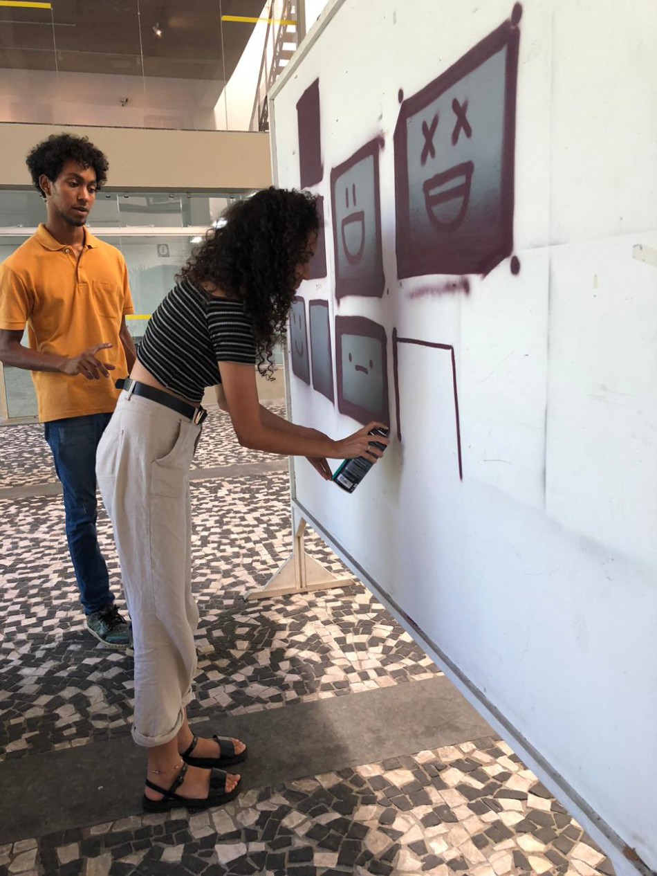 Artistas levam grafite para muro no Bairro Glória
