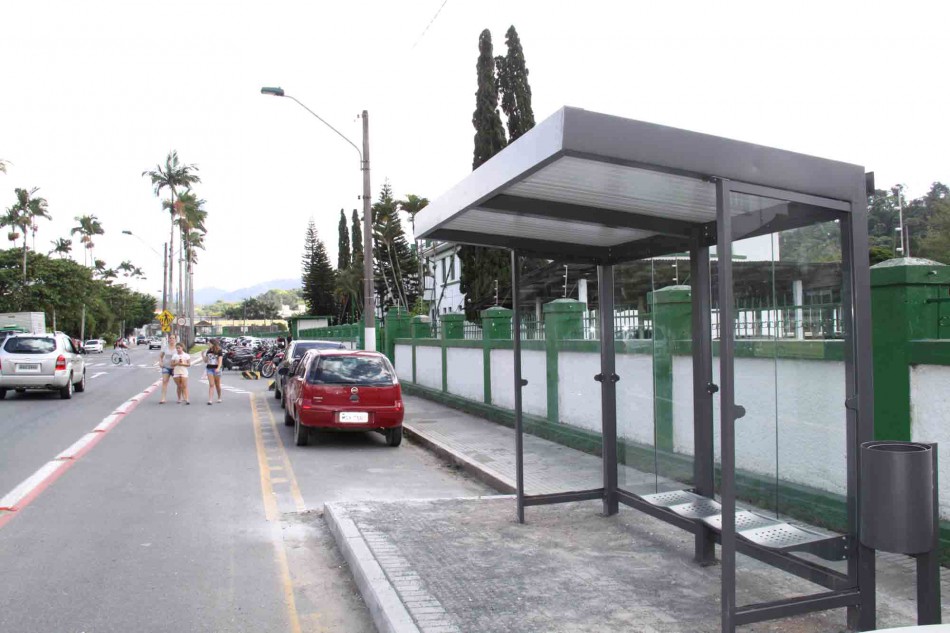 Instalação dos novos abrigos de ônibus será concluída em fevereiro