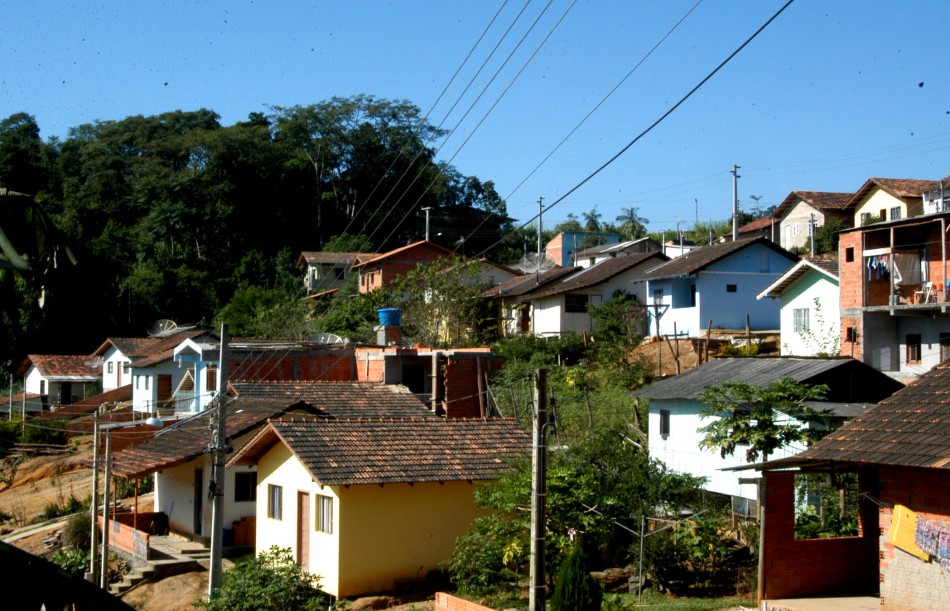 Famílias do Horto Florestal recebem escrituras do primeiro lote