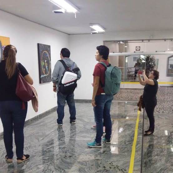 Designers participam de visita mediada ao MAB