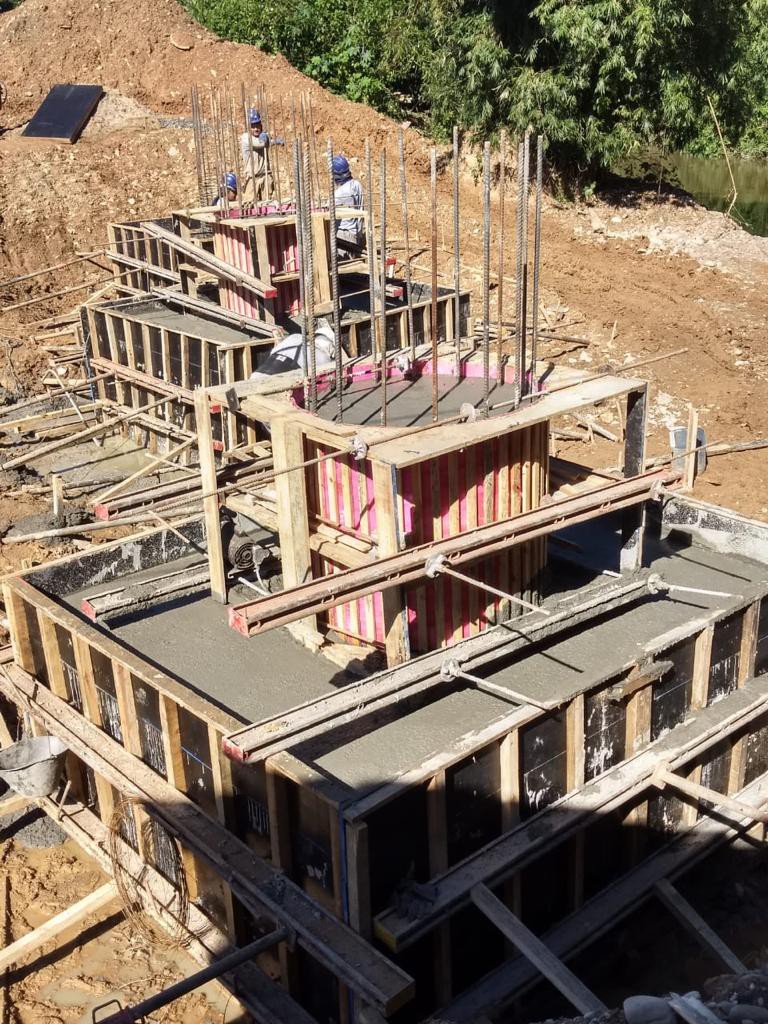 Ponte no Garcia recebe concretagem nos blocos de sustentação das vigas  