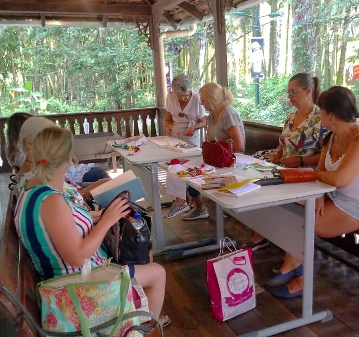 Começam as aulas de bordado em frente ao horto botânico da Fundação Cultural