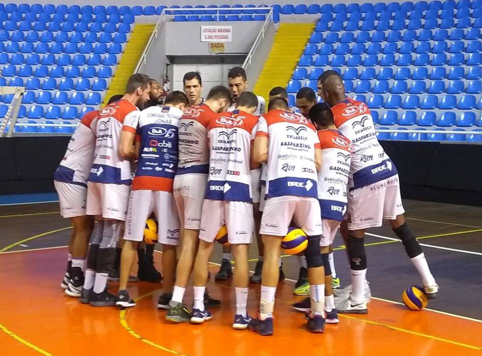Vôlei masculino de Blumenau a um jogo da semifinal da Superliga B