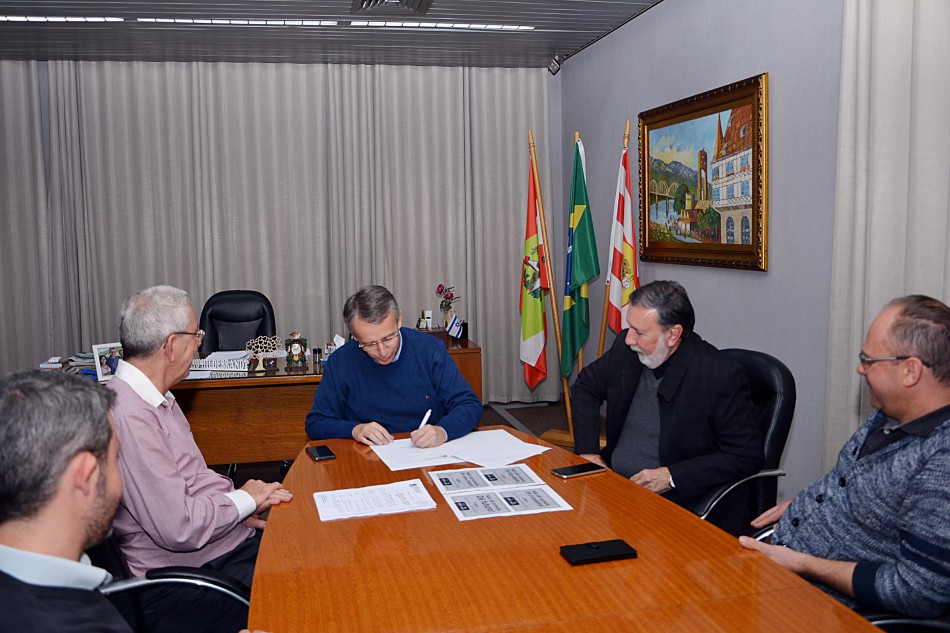 Prefeito sanciona lei contra a mendicância em Blumenau