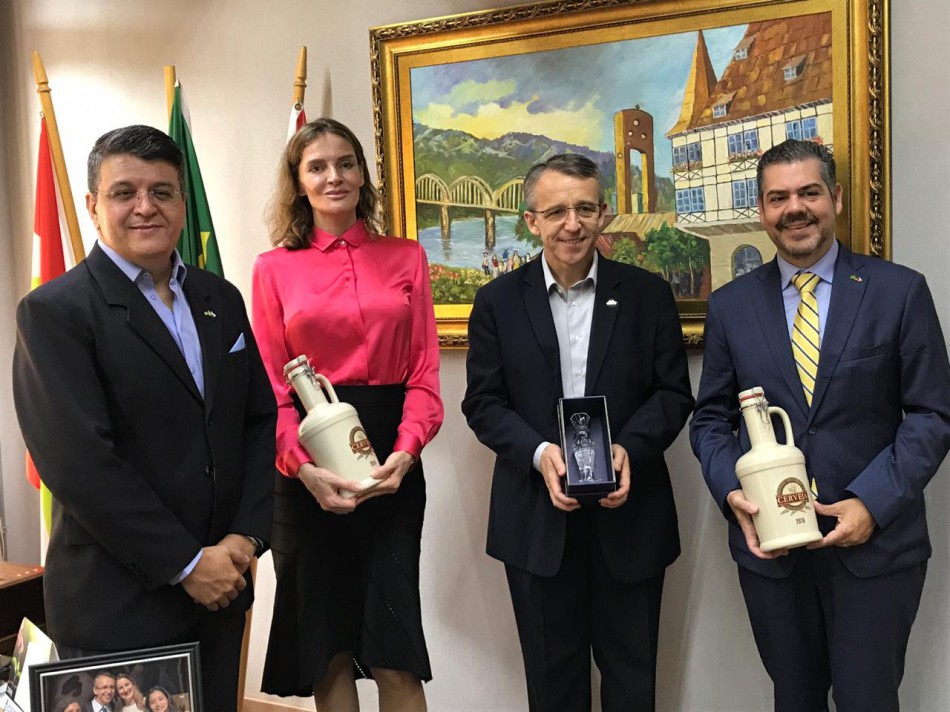 Embaixadora Tcheca cumpre missão no Vale