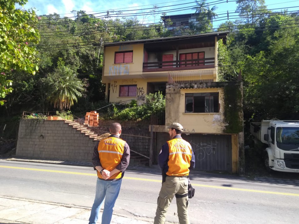 Defesa Civil realiza operação para limpeza e isolamento de casa em área de risco