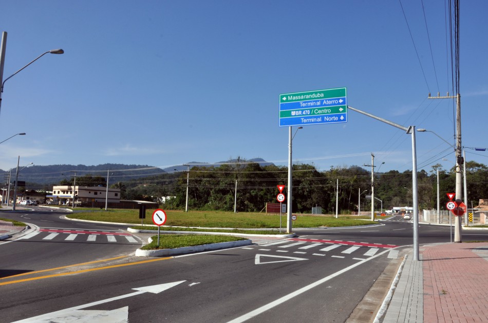  Concluída sinalização da rotatória da Rua Dr. Pedro Zimmermann 