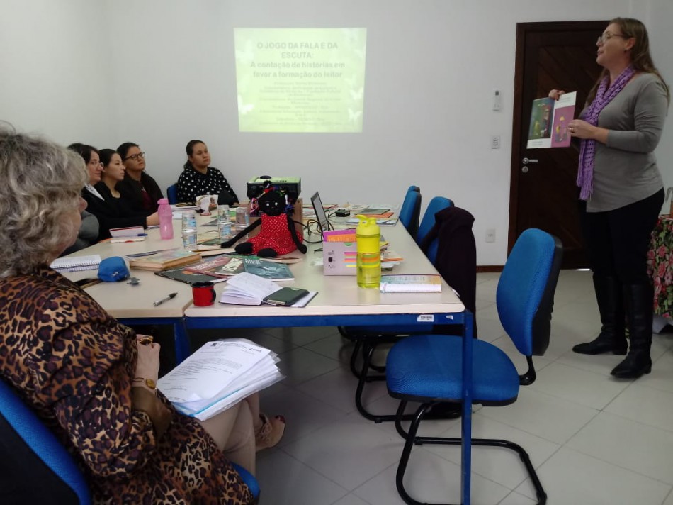 Professores participam de oficina de mediação de leitura