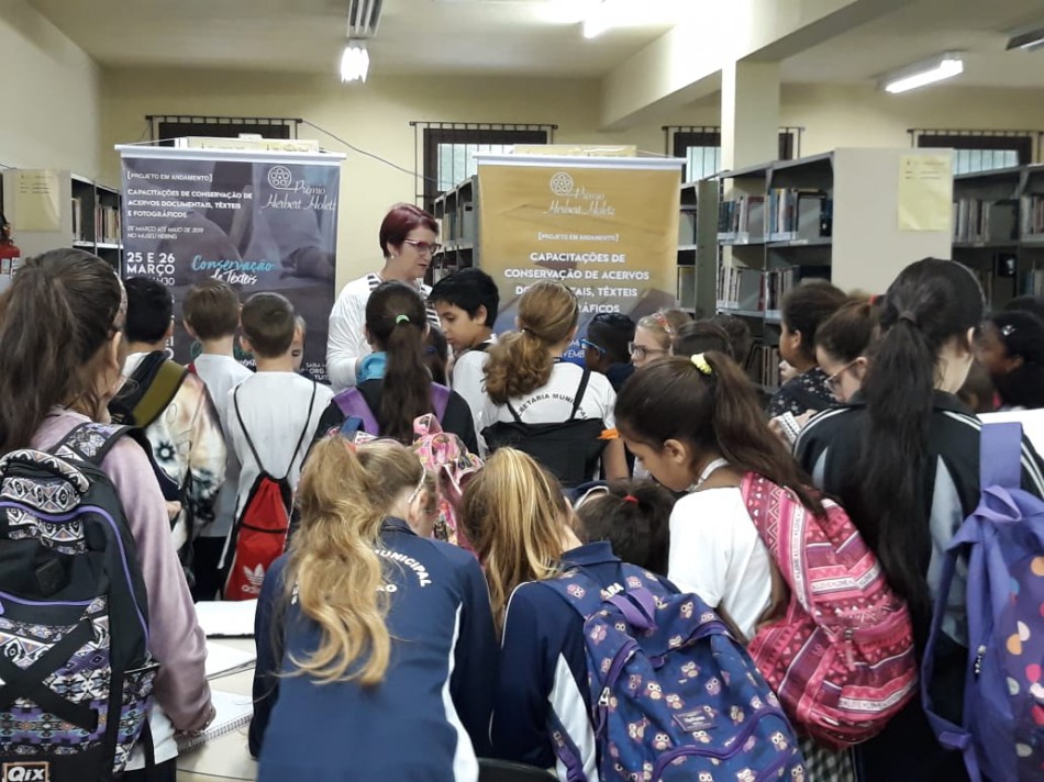 Estudantes participam de visita orientada à Biblioteca Municipal