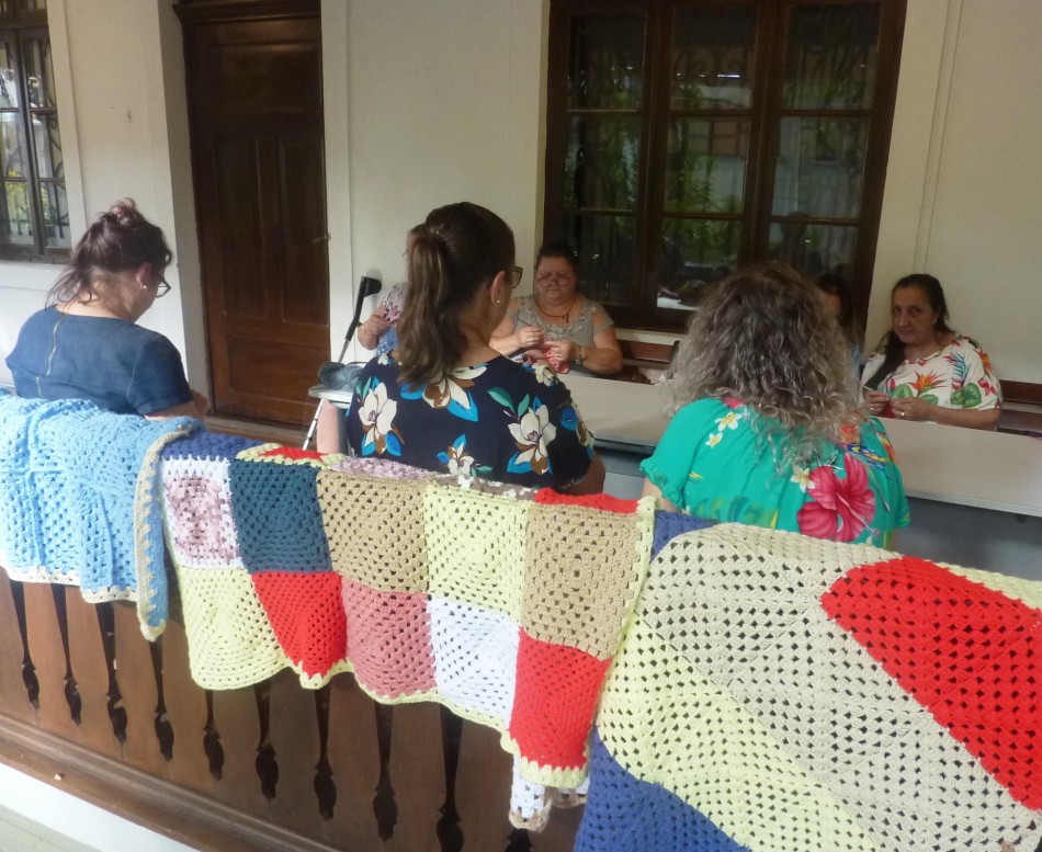 Crocheteiras produzem mantas para doação em Blumenau
