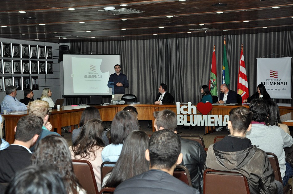 Controladoria apresenta mecanismos de controles internos e transparência a estudantes 