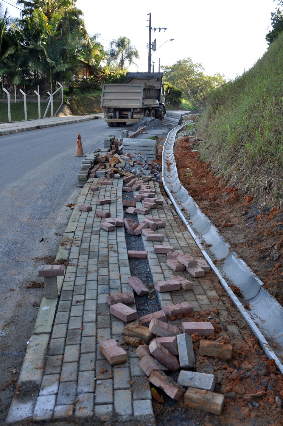 Obra na Rua Wilhelm Knaesel Sênior entra no estágio final 