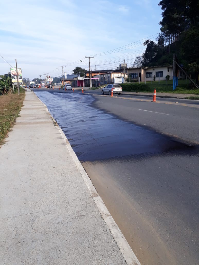 Rua Engenheiro Udo Deeke recebe reparos no pavimento