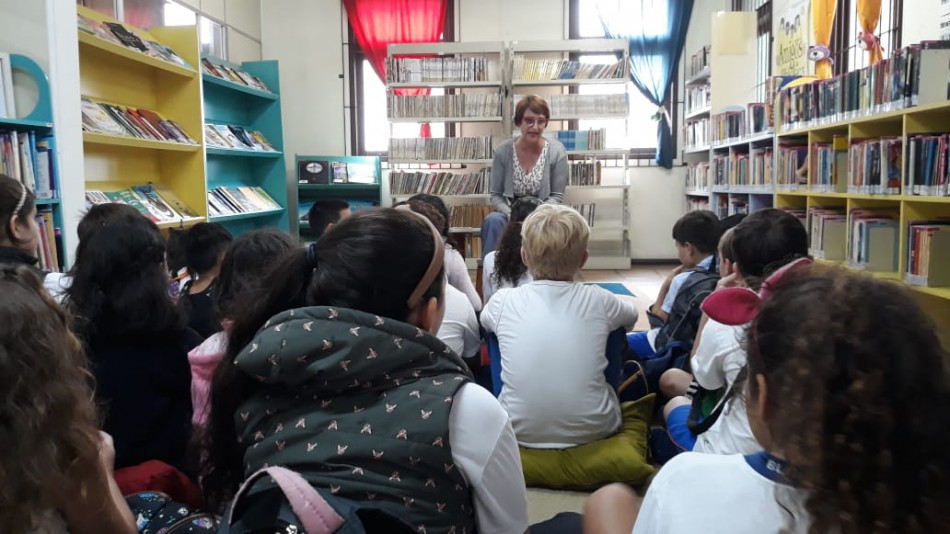 Biblioteca recebe alunos da EBM Adelaide Starke
