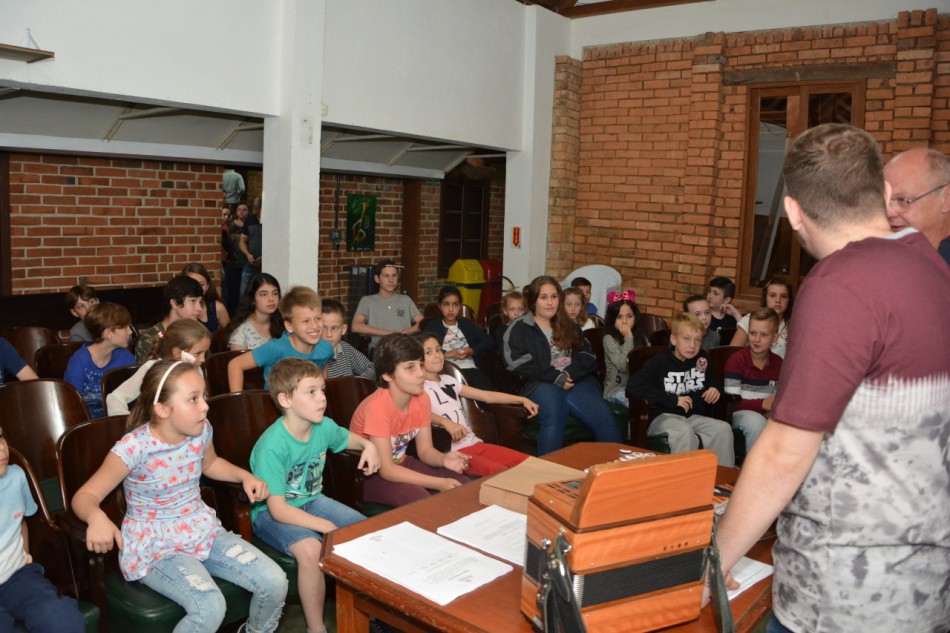 Aula inaugural do Projeto Fábrica de Gaiteiros é realizada na Vila Itoupava