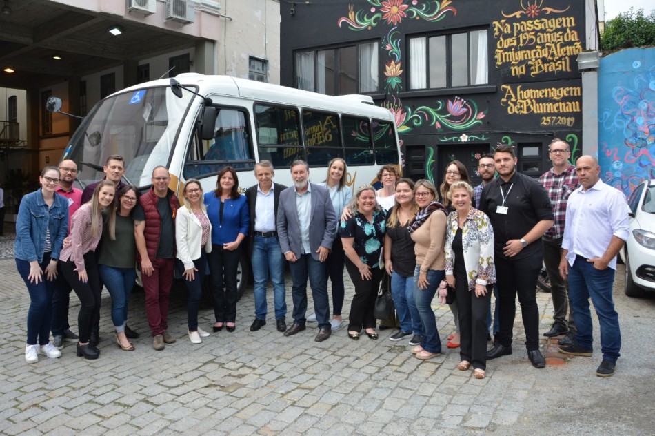 Semudes recebe micro-ônibus para transporte dos usuários dos Creas