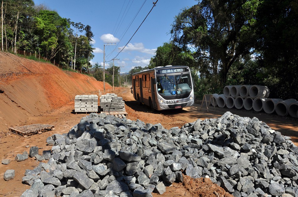 Prefeitura realiza contenção em obra na Rua Arnold Hemmer