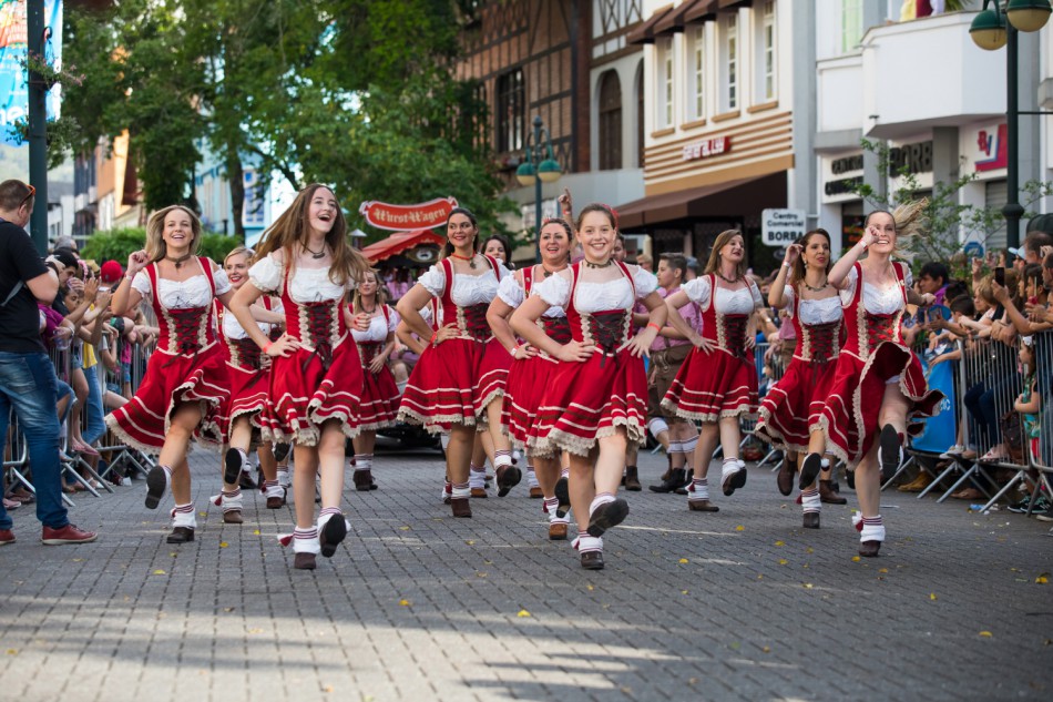 2º lote de vagas para desfilar na Oktoberfest Blumenau abre nesta quarta