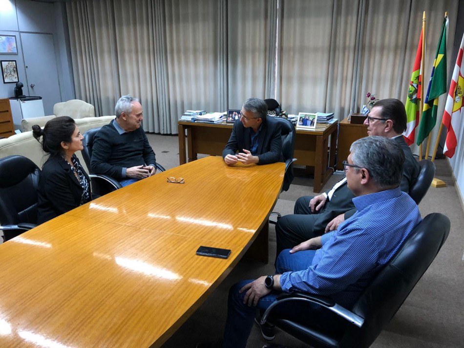 Em reunião na Prefeitura, empresário apresenta planos para Grande Hotel