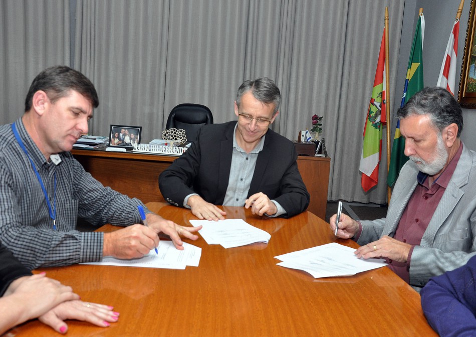 Prefeito assina Termo de Colaboração entre Cerene e FIA para execução de projeto