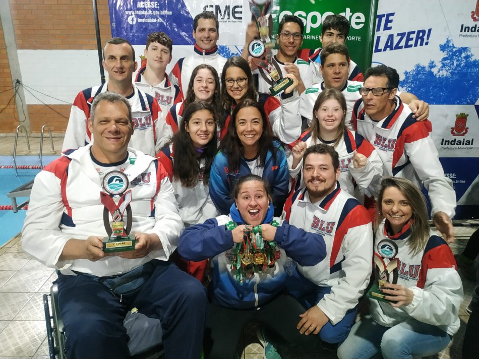 Paradesporto de Blumenau conquista medalhas de ouro em competições de natação