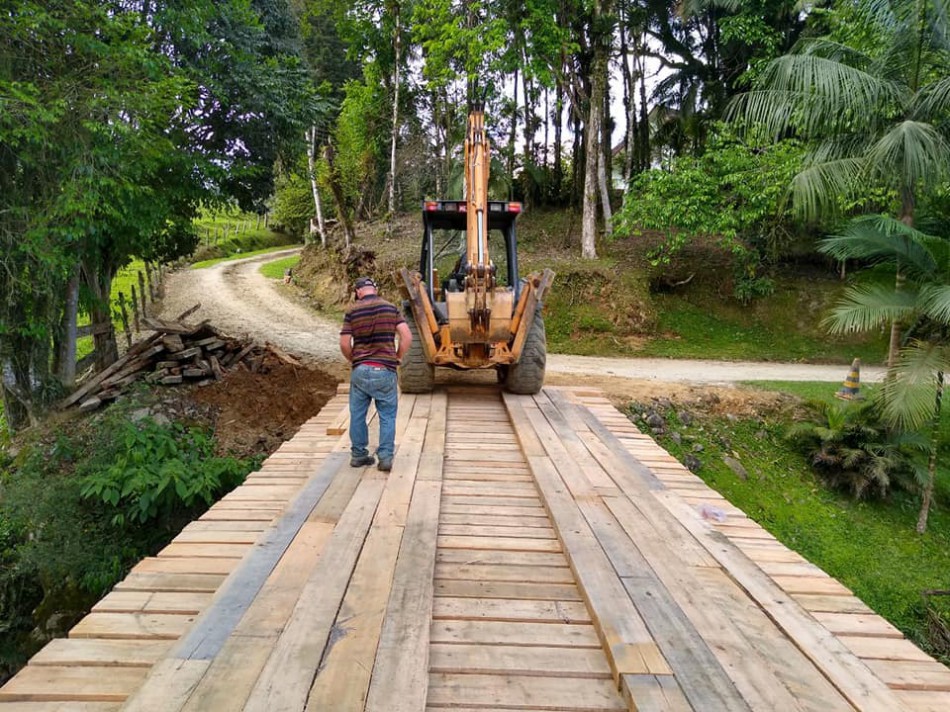 Intendência da Vila Itoupava reconstrói ponte na Rua Braço do Sul