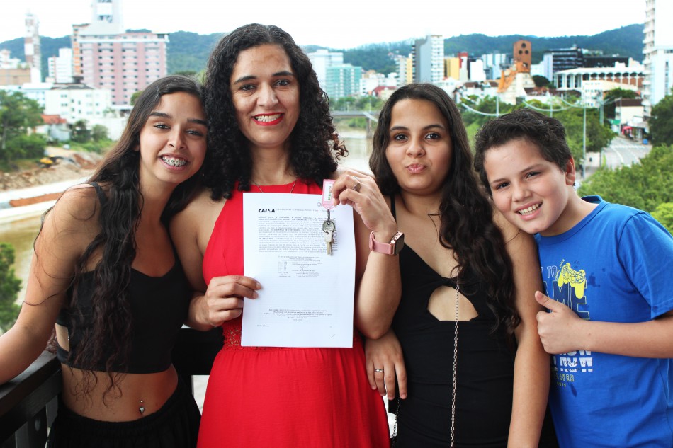 Famílias recebem apartamentos retomados do Programa Minha Casa Minha Vida