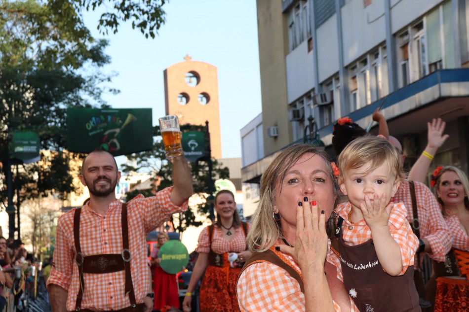 Trajes típicos valorizam tradição germânica na Oktoberfest