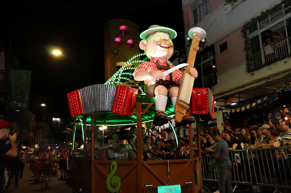 Penúltimo desfile da 36ª Oktoberfest acontece nesta quarta-feira, dia 23