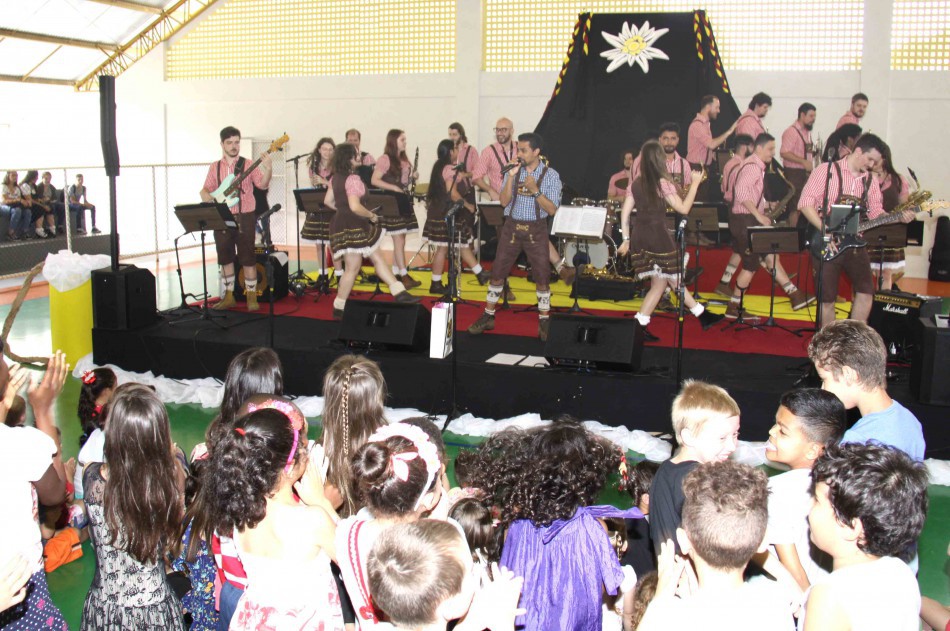 Banda Municipal leva tradições de outubro às escolas