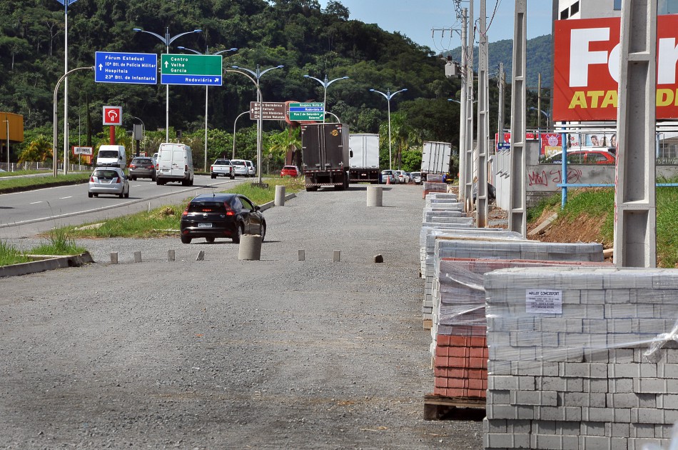 Prefeitura retoma os trabalhos nas vias marginais da Via Expressa