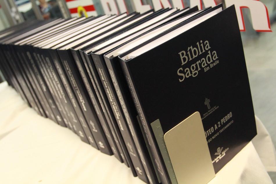 Blumenauenses ganham Bíblias escritas em Braille