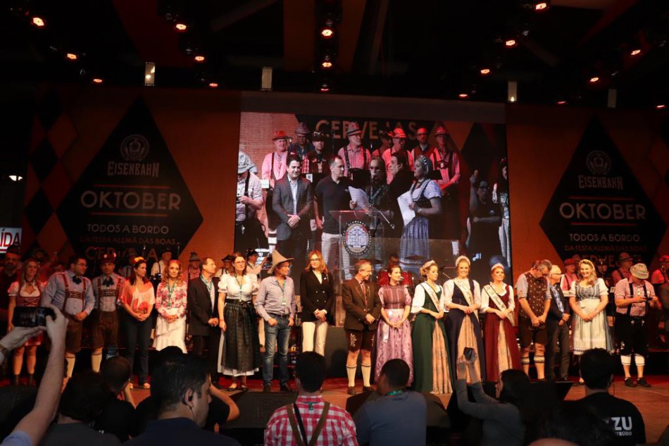 A festa tipicamente alemã com a diversão tipicamente brasileira iniciou