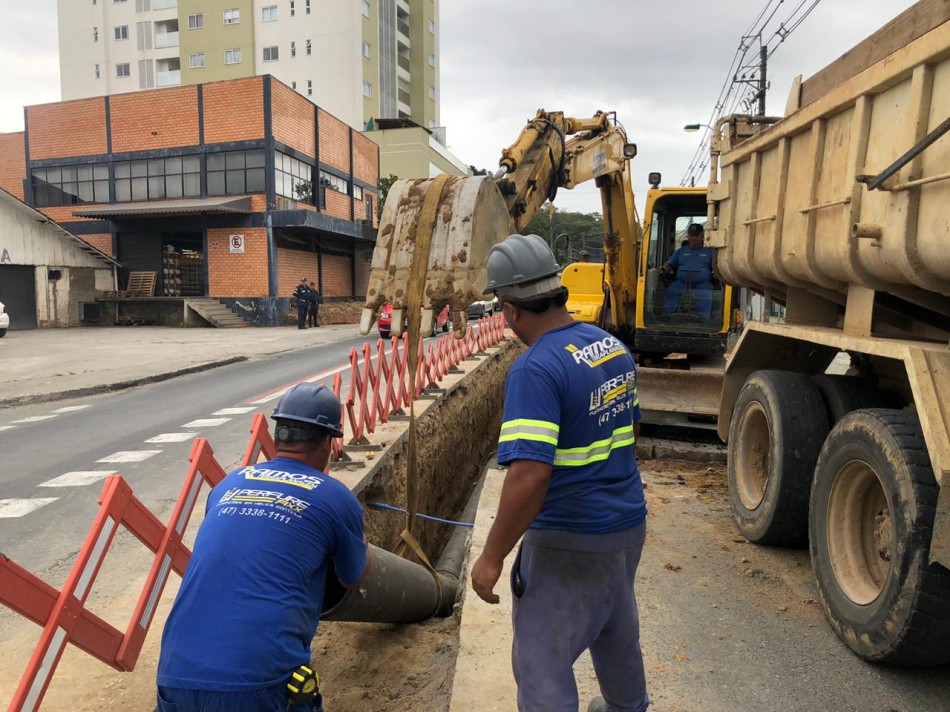 Obras na Rua dos Caçadores deixa o trânsito em sistema siga pare