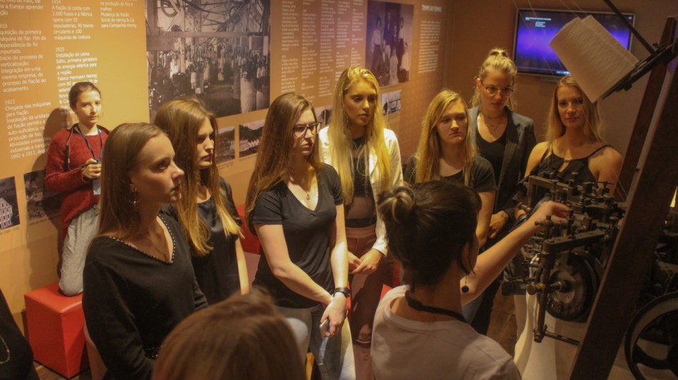 Candidatas a Realeza da 37ª Oktoberfest visitam pontos turísticos da cidade