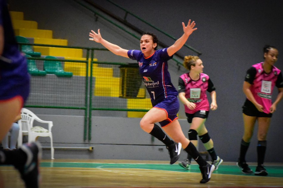 Handebol Feminino de Blumenau embarca rumo às finais da Liga Nacional