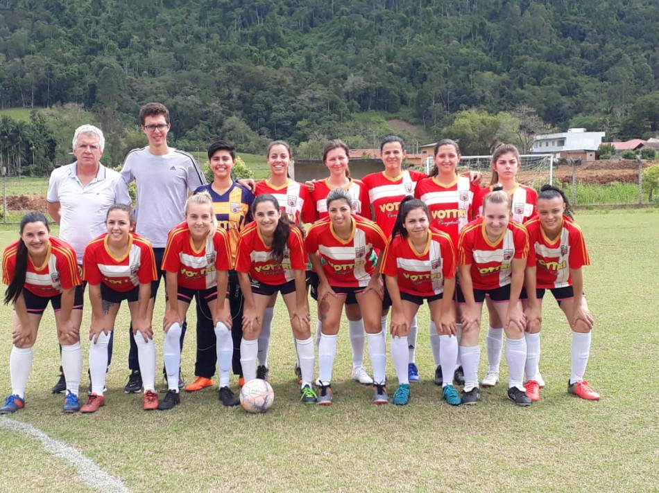 Blumenau vence amistoso no futebol feminino